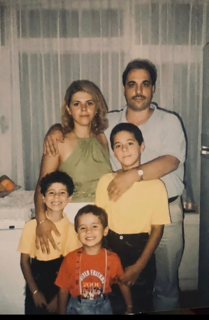 Foto de família antiga desbotada com pai, mãe e três crianças